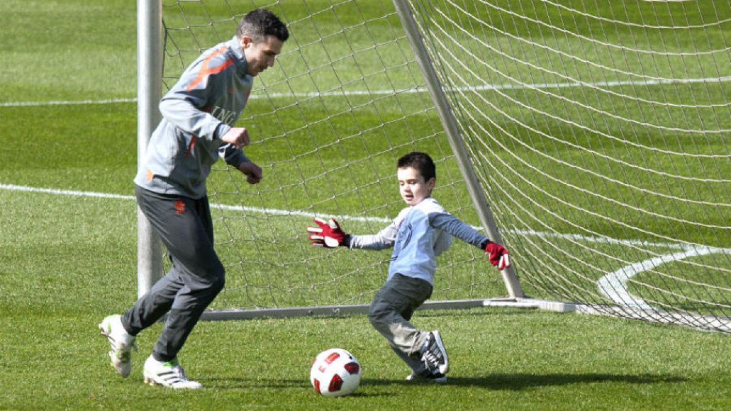 Η γκολάρα του γιου του Φαν Πέρσι με ανάποδο ψαλιδάκι! (vid)