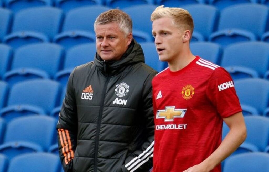 Στη Γιουνάιτεντ ψάχνουν τρόπο για να “φουσκώσουν” τον Ντε Μπεεκ!