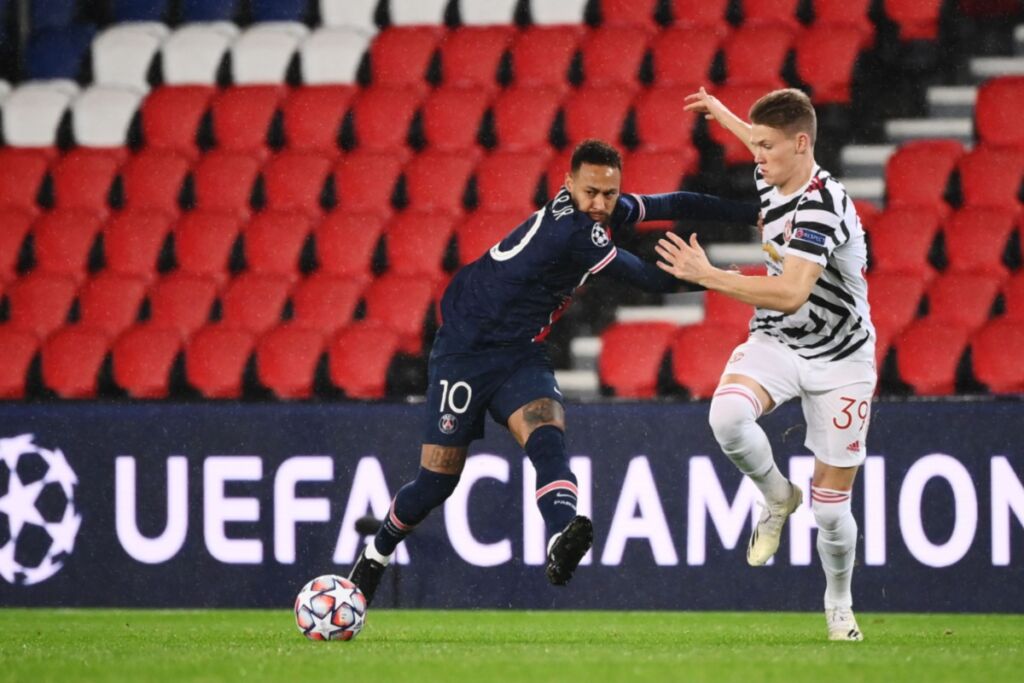 Ο ΜακΤόμινεϊ έπαιζε με ένα μάτι την Παρί για ένα ημίχρονο