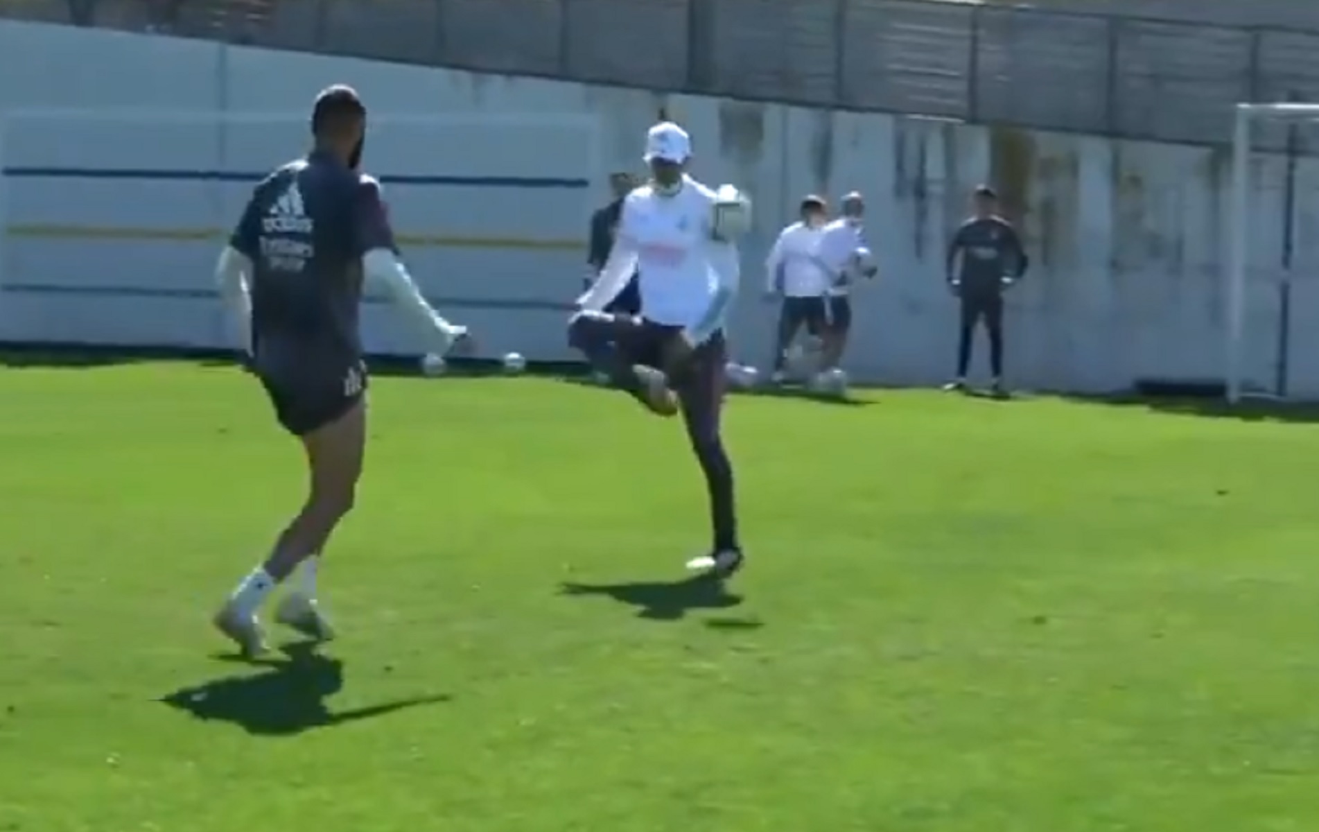 Σερβιτόρος πολυτελείας ο Ζιντάν στη προπόνηση της Ρεάλ!