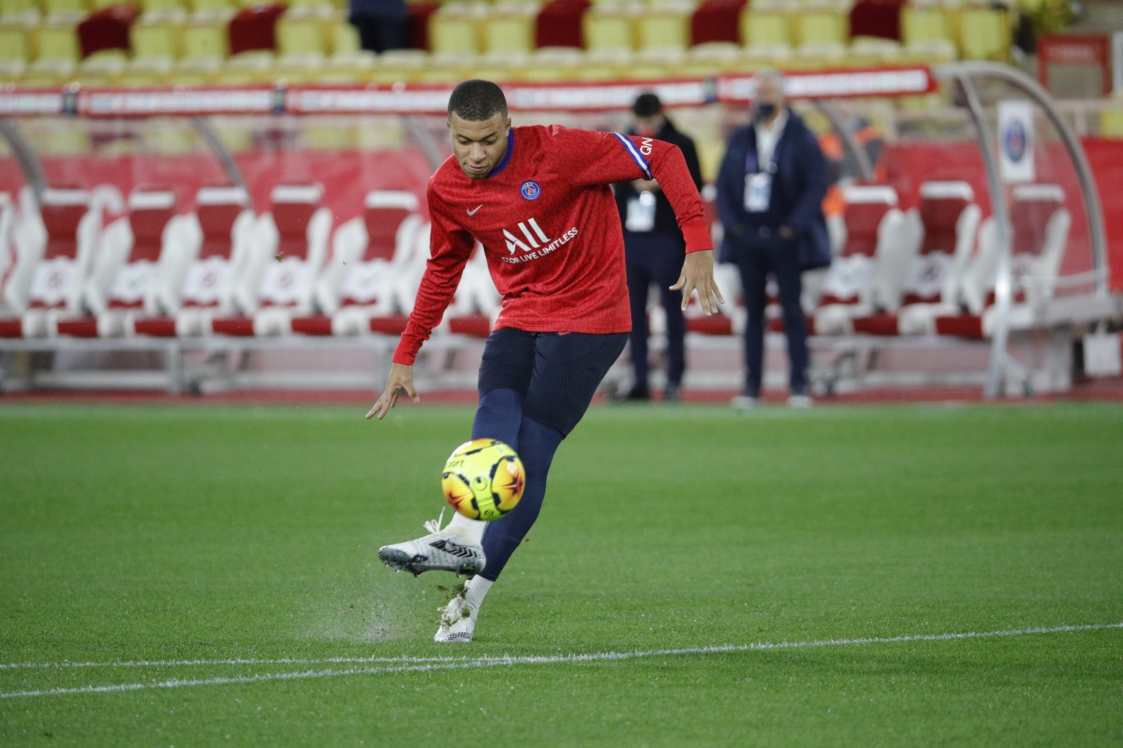 Φίλησε το σήμα της Παρί, “έφτυσε” της Μονακό ο Μπαπέ! (vid)