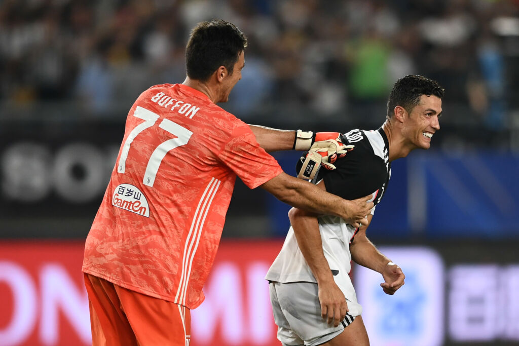 Υπόκλιση Μπουφόν σε Κριστιάνο: “Τώρα κυνηγάς τον Πελέ”