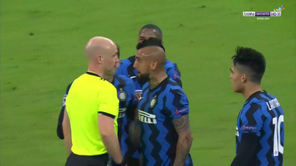 Τα κατάφερε ο Βιντάλ – Δύο κίτρινες σε τρία δευτερόλεπτα (vid)