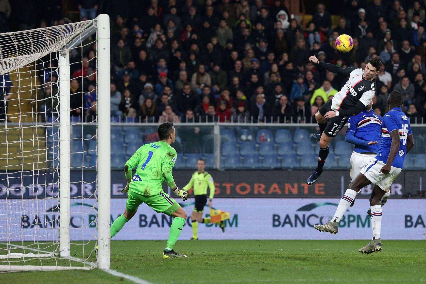 Όταν ο Κριστιάνο «πέταξε» στον ουρανό της Γένοβας (vid)