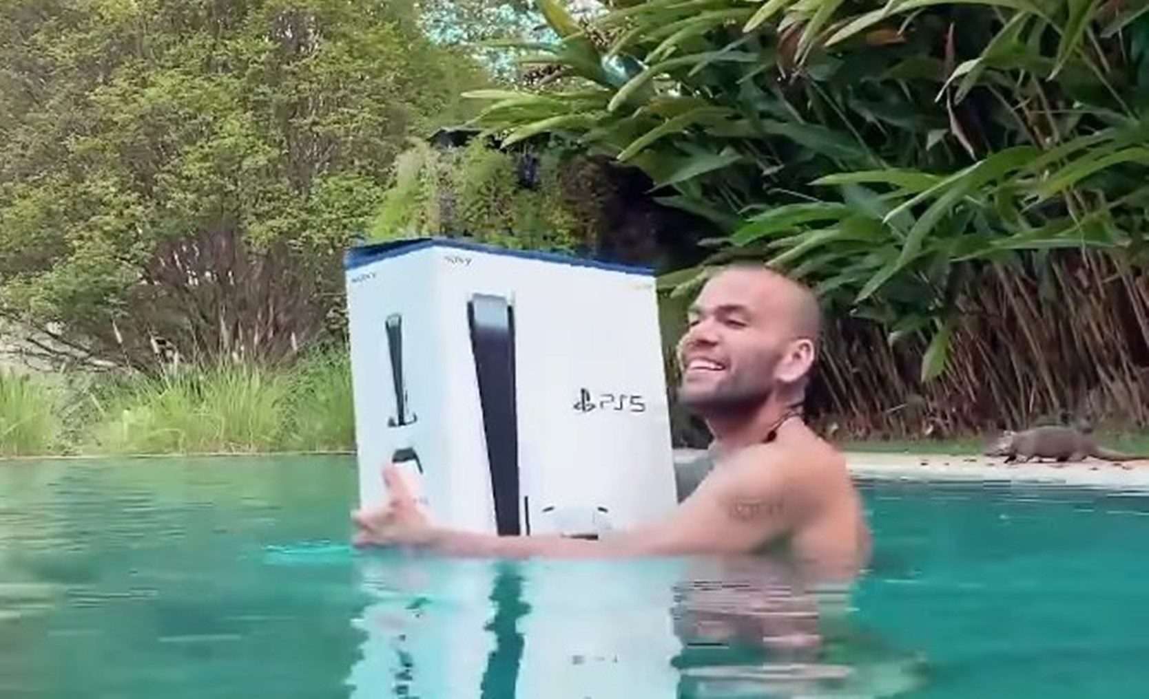 Το Playstation 5 τα έχει… σκάσει άγρια στον Ντάνι Άλβες! (vid)