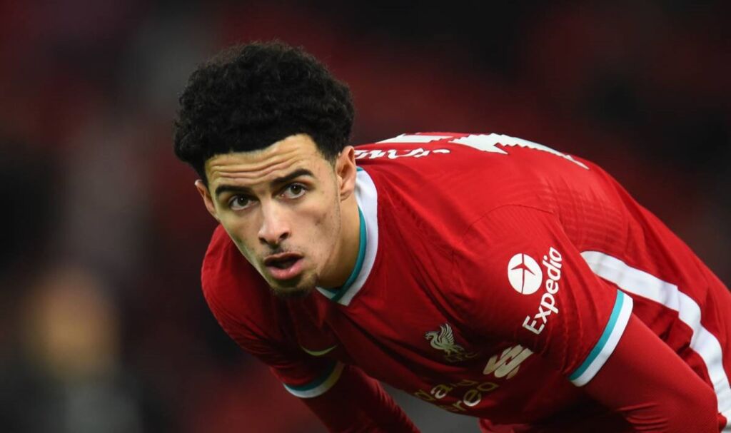 Δεν βιάζεται να… μεγαλώσει η ταλεντάρα της Λίβερπουλ!