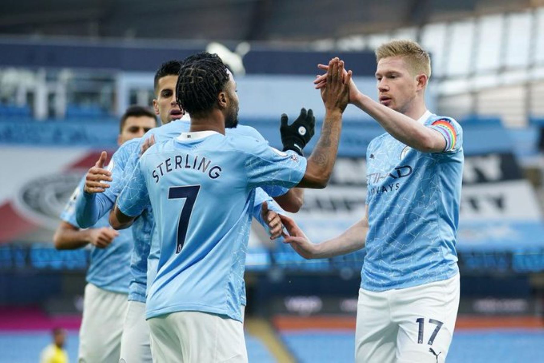 Με τέτοιον σερβιτόρο πως να το χάσει ο Στέρλινγκ! (vid)