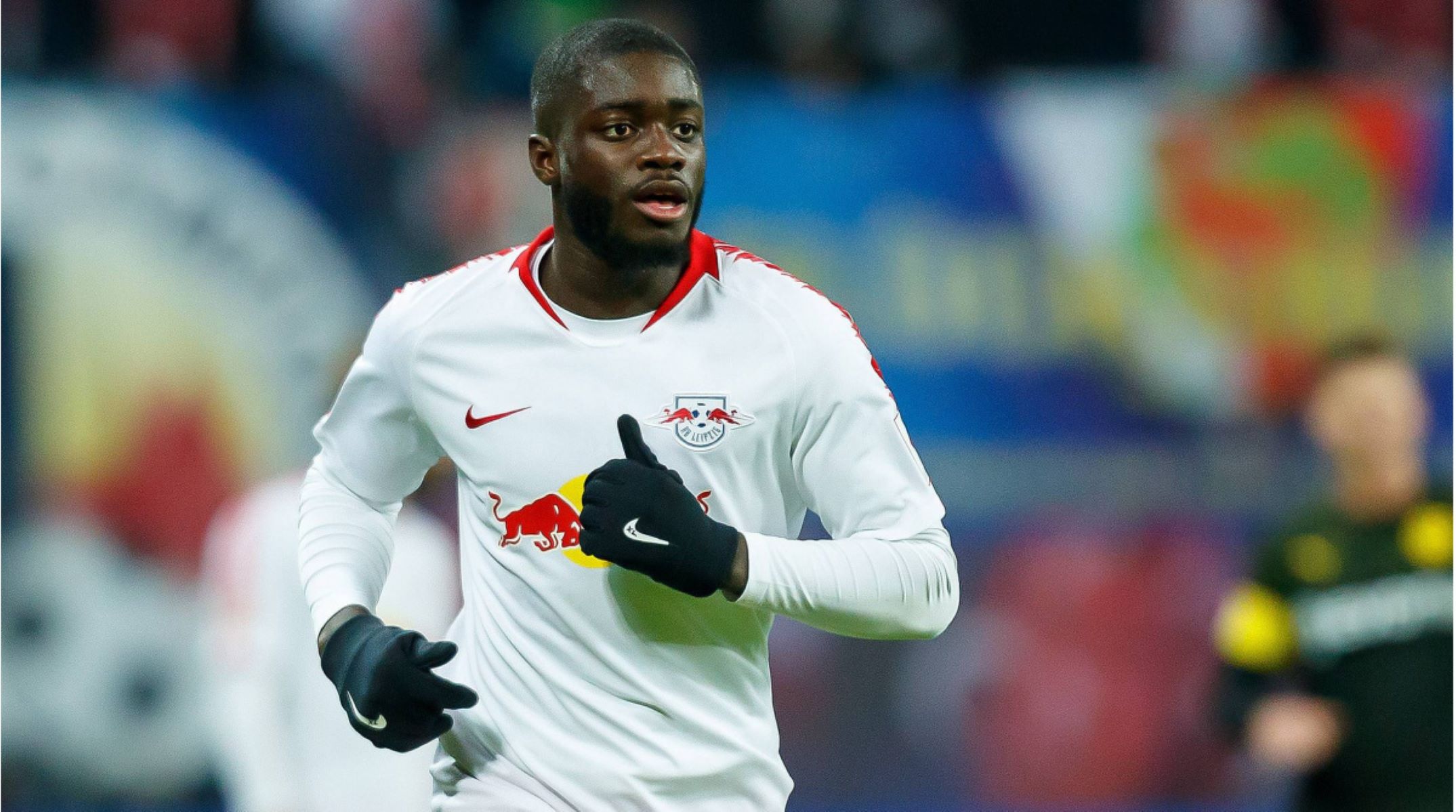 Μπάγερν και Γιουνάιτεντ στα πόδια του Ουπαμεκανό