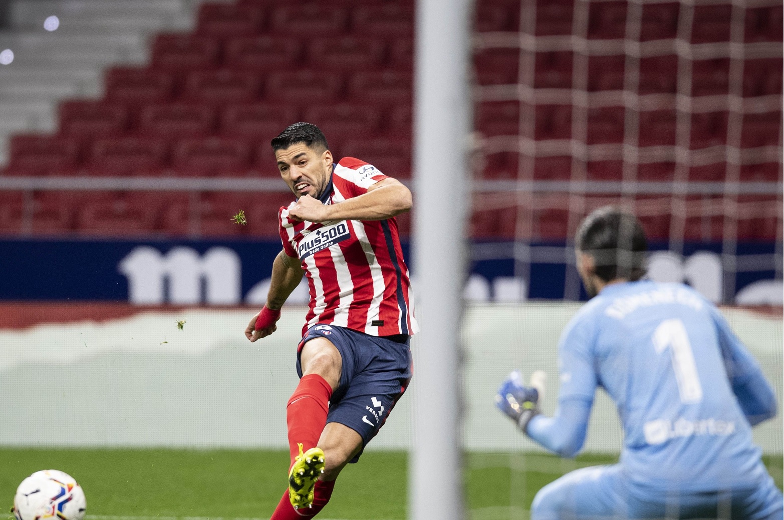 Πήγαν… ακάλεστοι, αλλά τους “κέρασε” ο Σουάρες! (vid)