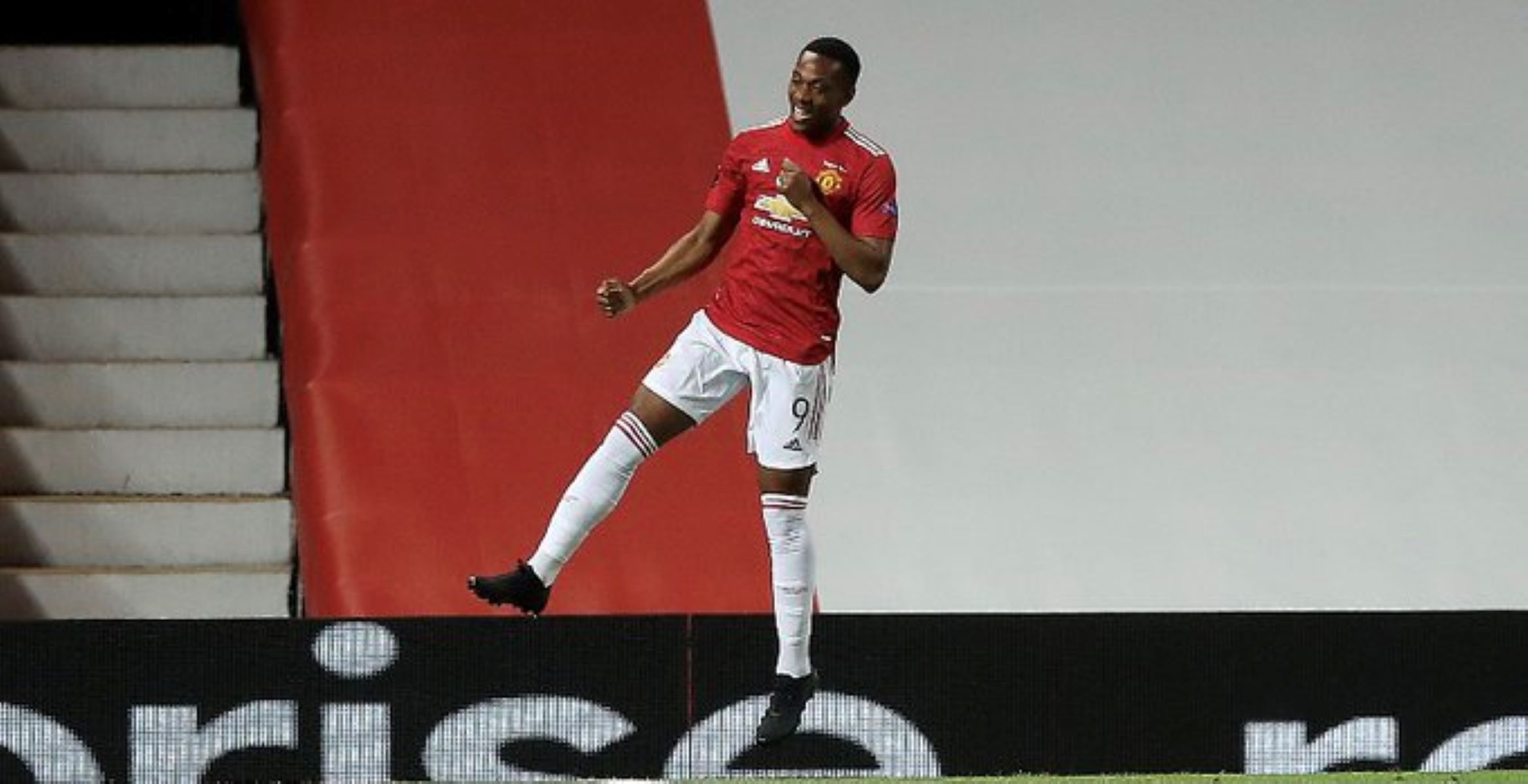 “Πάτησε” στην Σεβίλλη ο Μαρσιάλ και πόζαρε όλο χαρά! (vid)