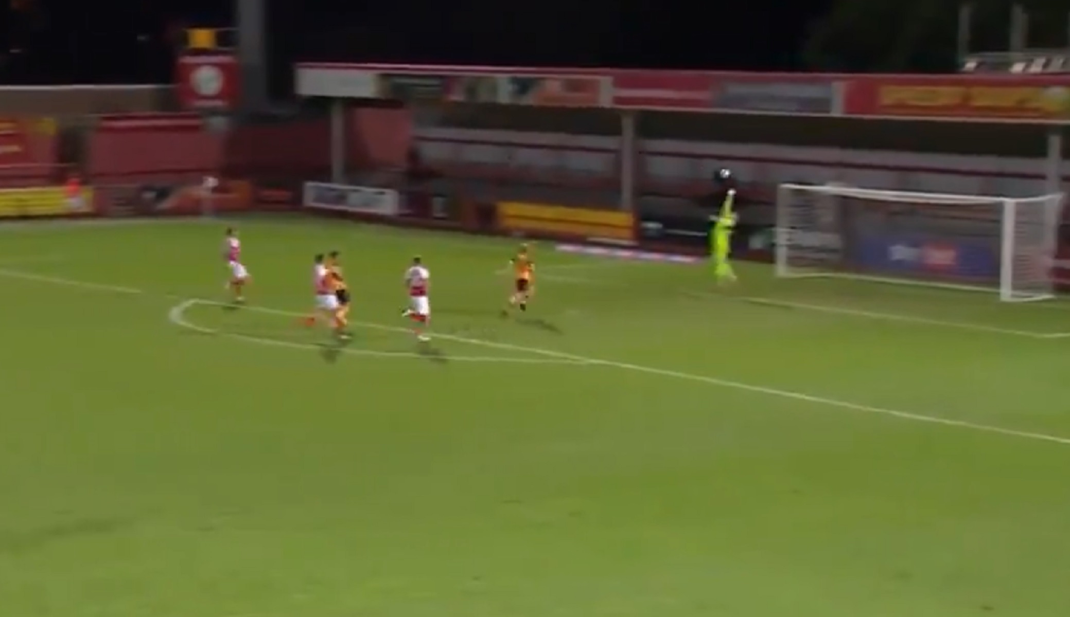 Γκολάρα στο Νησί από τον τερματοφύλακα της Νιούπορτ (vid)