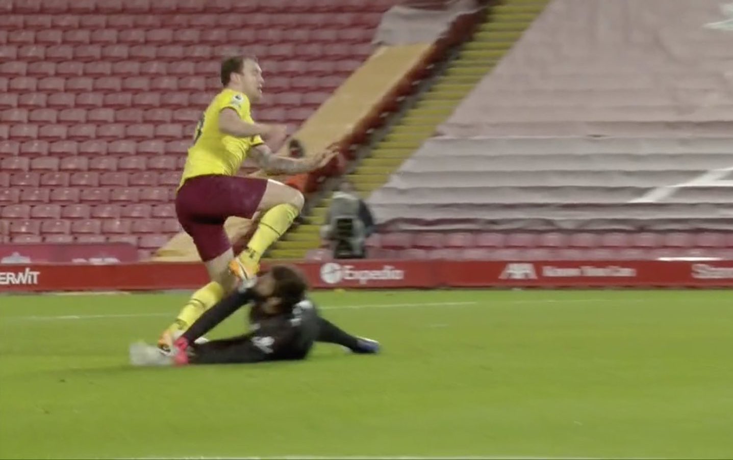 Σάλος στην Αγγλία με το πέναλτι που δόθηκε κατά της Λίβερπουλ! (vid)