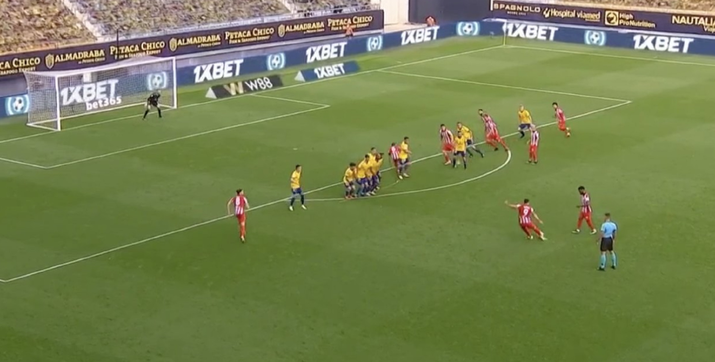 Απευθείας φάουλ… ποίημα του Σουάρες στη Κάντιθ (vid)