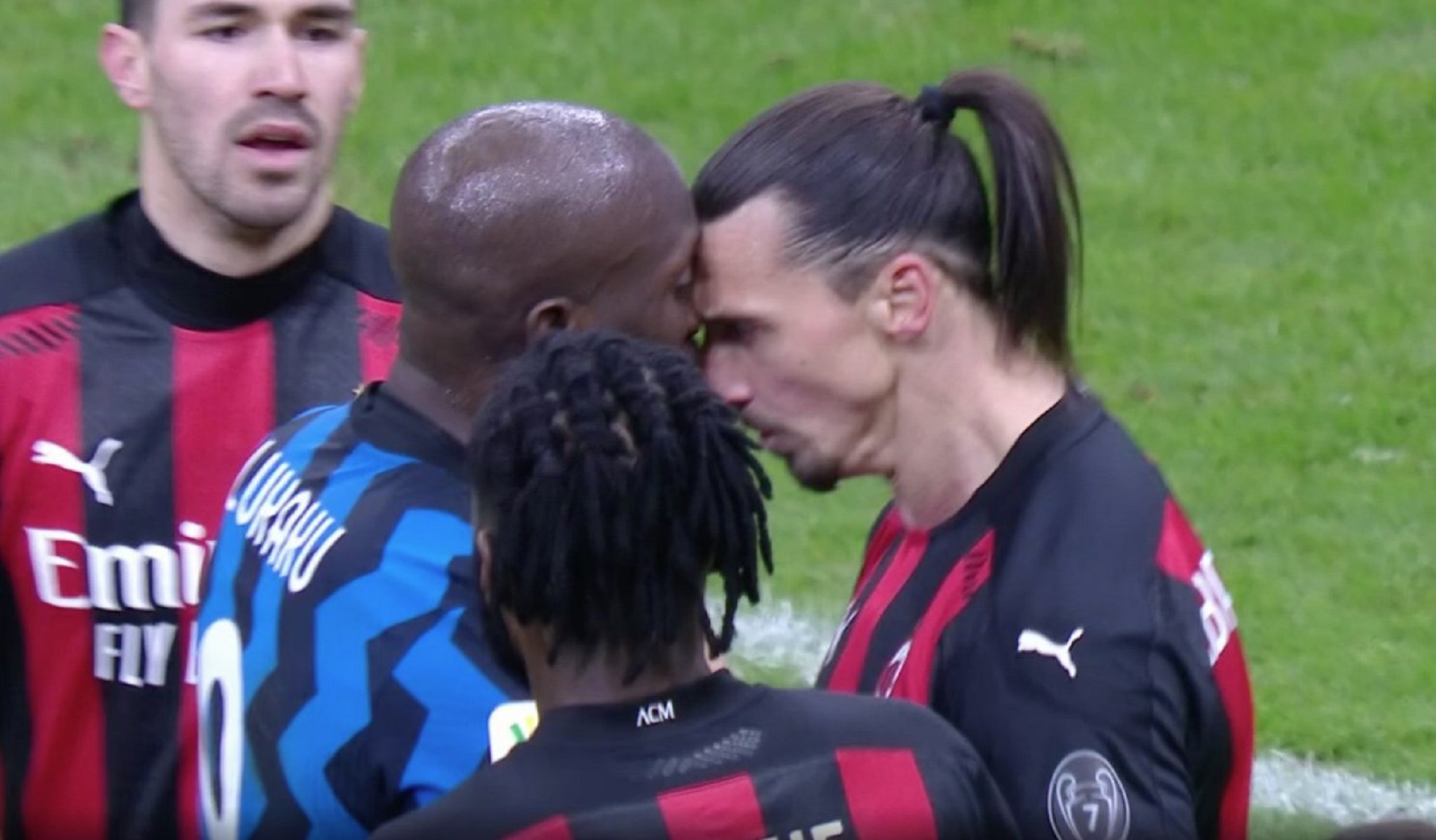 Κόντεψαν να έρθουν στα χέρια Ζλάταν-Λουκάκου! (vid)