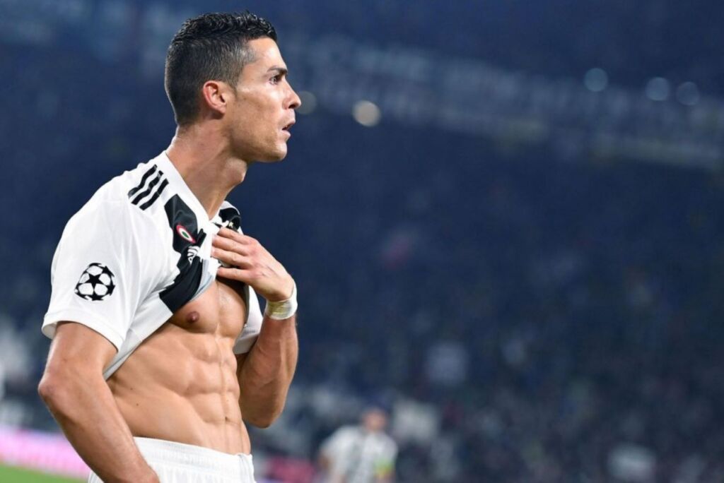 Στα 36 ο Κριστιάνο γλεντάει πολλούς με τους κοιλιακούς που έχει! (pic)