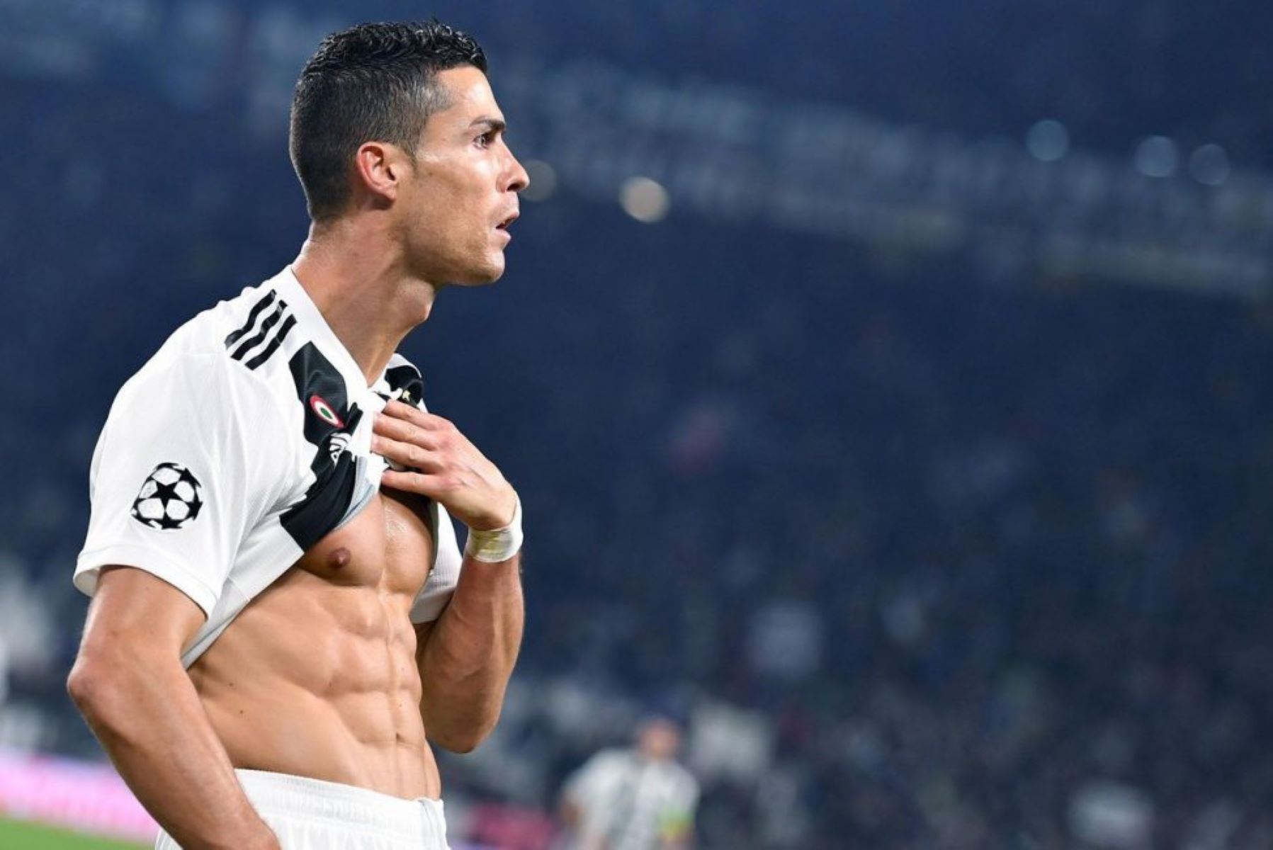 Στα 36 ο Κριστιάνο γλεντάει πολλούς με τους κοιλιακούς που έχει! (pic)