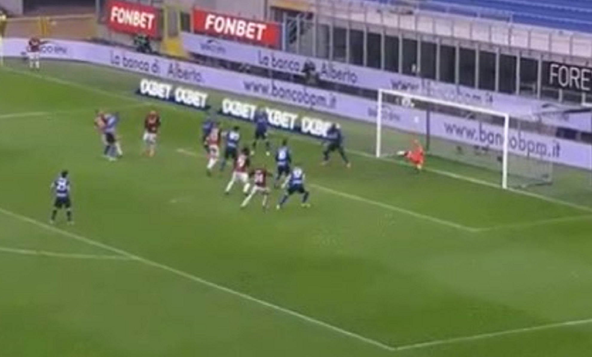 Απίθανη διπλή απόκρουση του Χαντάνοβιτς στον Ζλάταν! (vid)