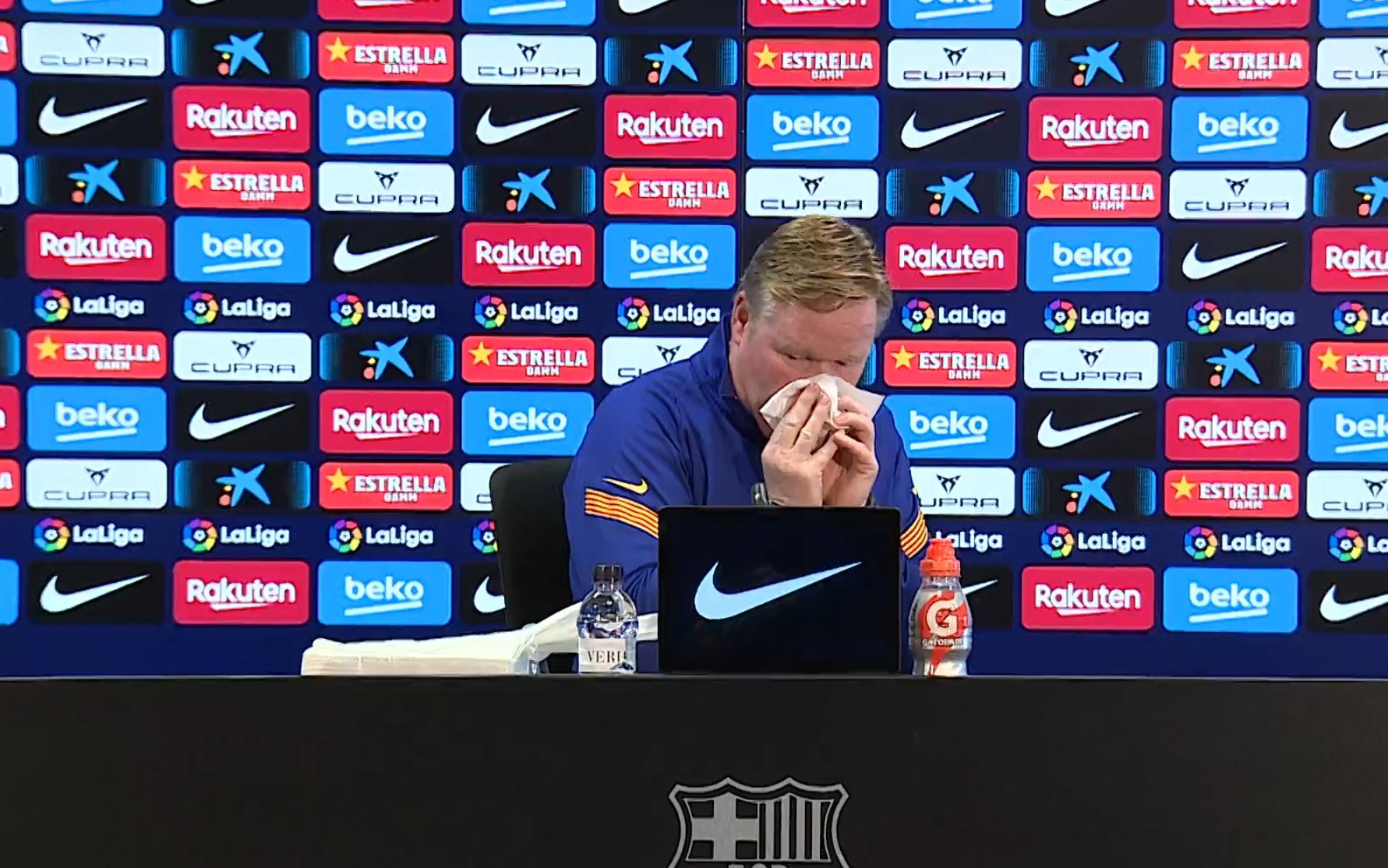 Πρόβλημα με Κούμαν, αιμορραγούσε την ώρα της συνέντευξης και αποχώρησε! (pic)