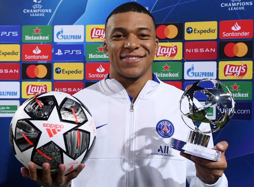 Ο Μπαπέ έκανε χατ-τρικ, ξεπέρασε τον Ζιντάν και πήρε για σουβενίρ την μπάλα (pics)