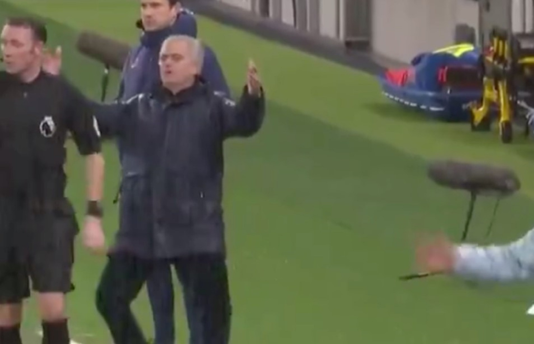 Η απίθανη αντίδραση Μουρίνιο σε παραλίγο αυτογκολ! (vid)