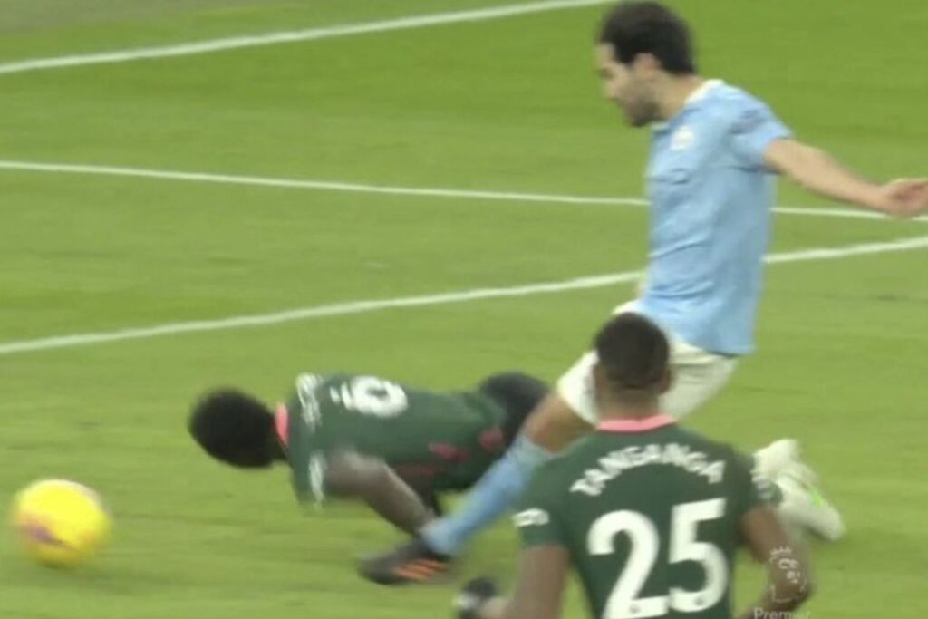 Έφαγε χορτάρι ο Σάντσεζ – Τον ξάπλωσε ο Γκουντογκάν