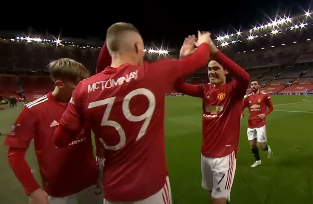 Ο Μπρούνο… στόλισε τον ΜακΤόμινεϊ μετά το γκολ! (vid)