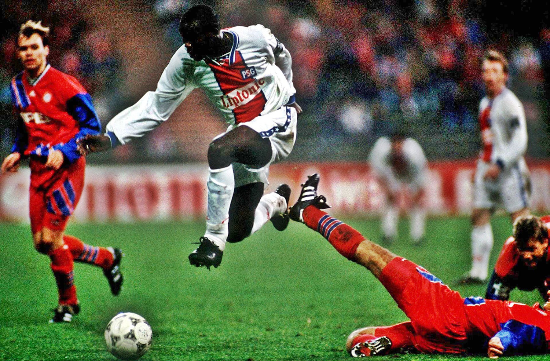 H UEFA θυμήθηκε τη… μαγεία του Γουεά στο Παρί-Μπάγερν (vid)