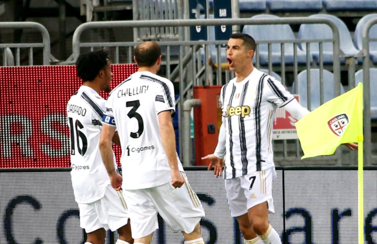 Ο Κριστιάνο πετάει… τρίμπαλα και δίνει απαντήσεις (vid)