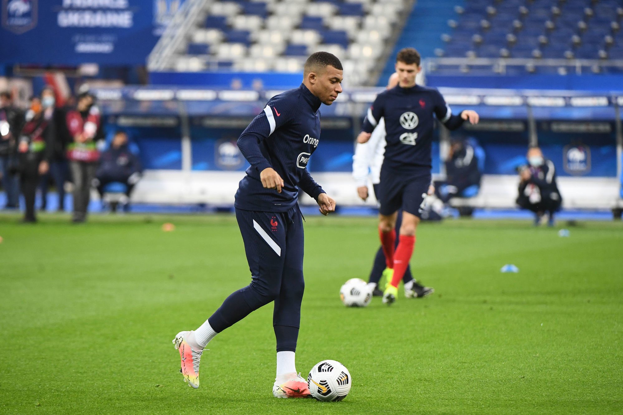 Στη Γαλλία έχουν βγάλει στη… σέντρα τον (ατομιστή) Μπαπέ!