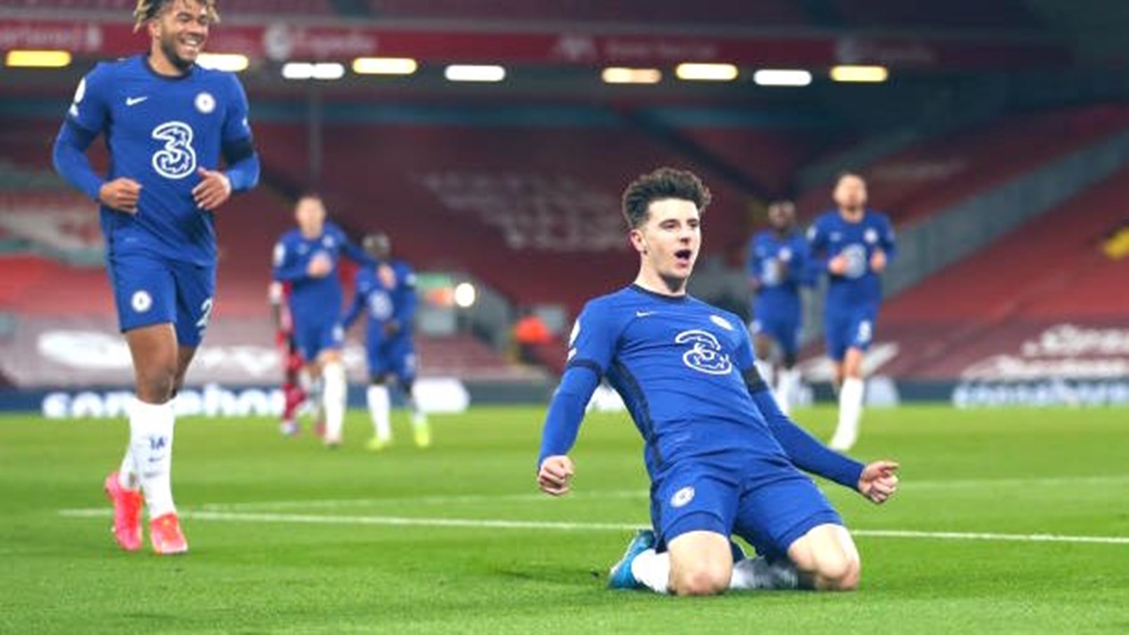 Ο Μάουντ έβαψε… μπλε το “Άνφιλντ”! (vid)