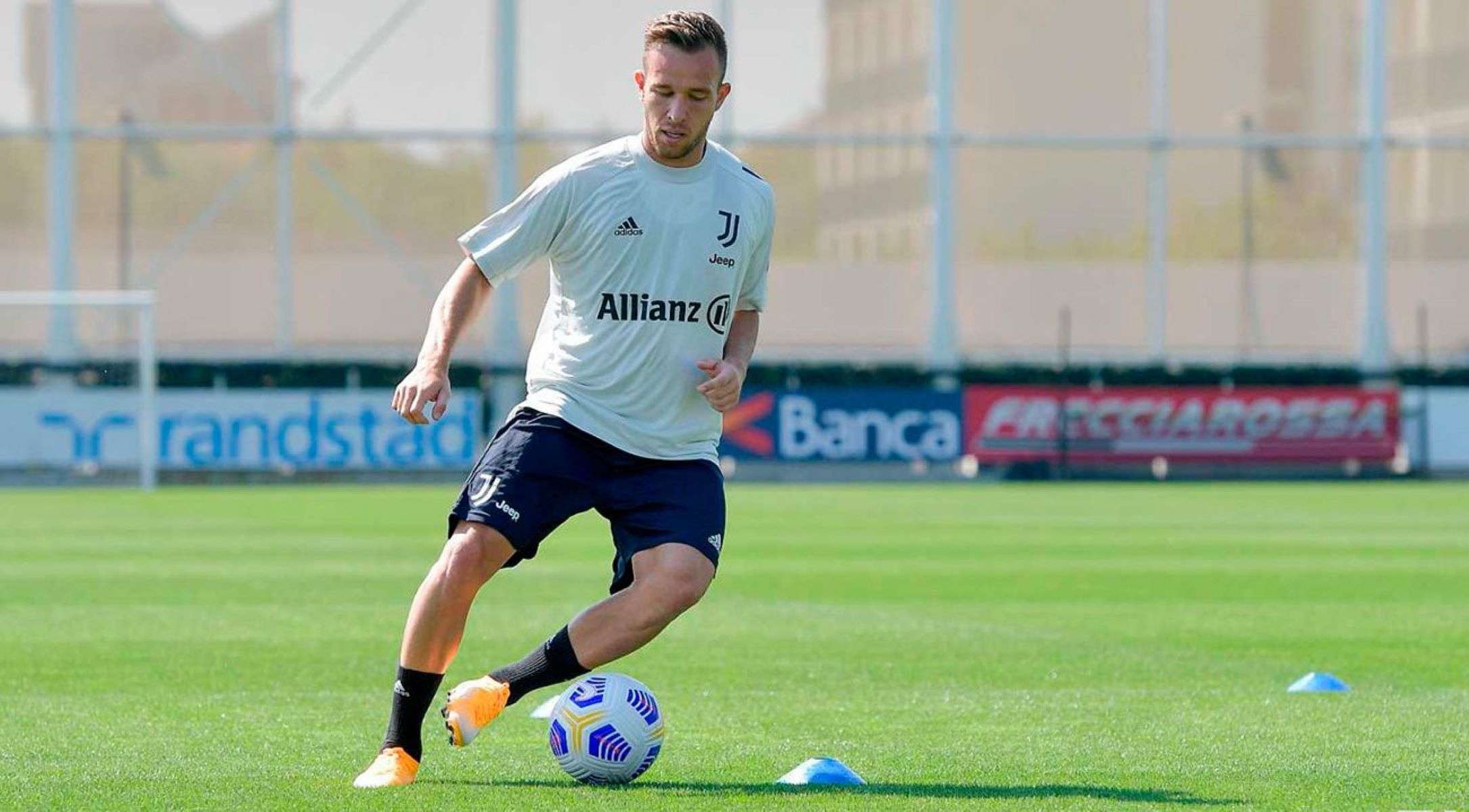 Αρτούρ: «Ο Πίρλο έχει κάνει το παιχνίδι μου πιο πληθωρικό»