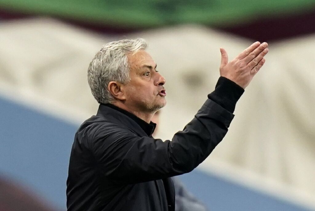 Μουρίνιο: «Για πυρηνική φυσική δεν μιλούν, για ποδόσφαιρο όμως όλοι νομίζουν ότι ξέρουν»