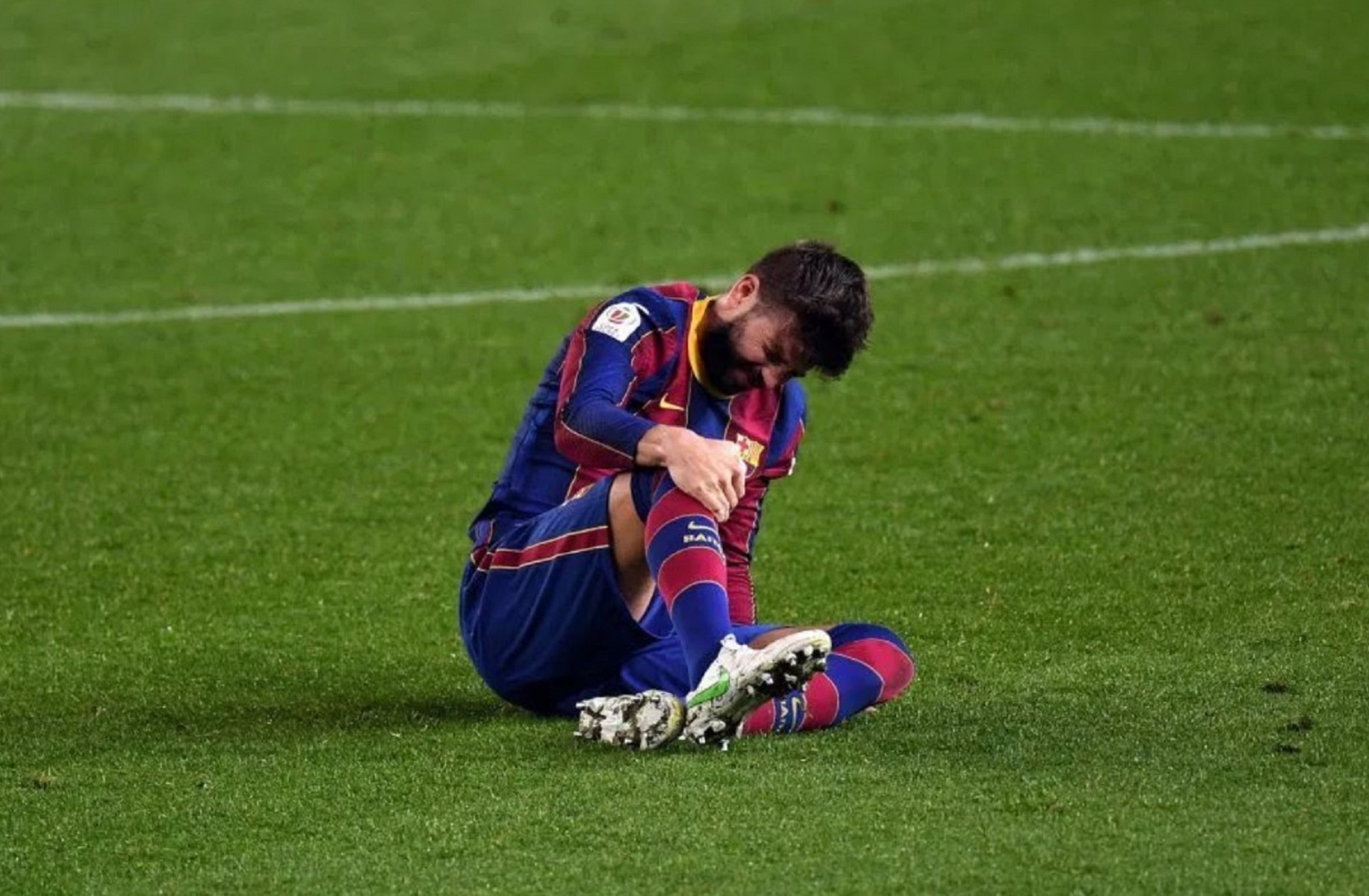 Ο Πικέ τραυματίστηκε ξανά στο γόνατο! (pic)