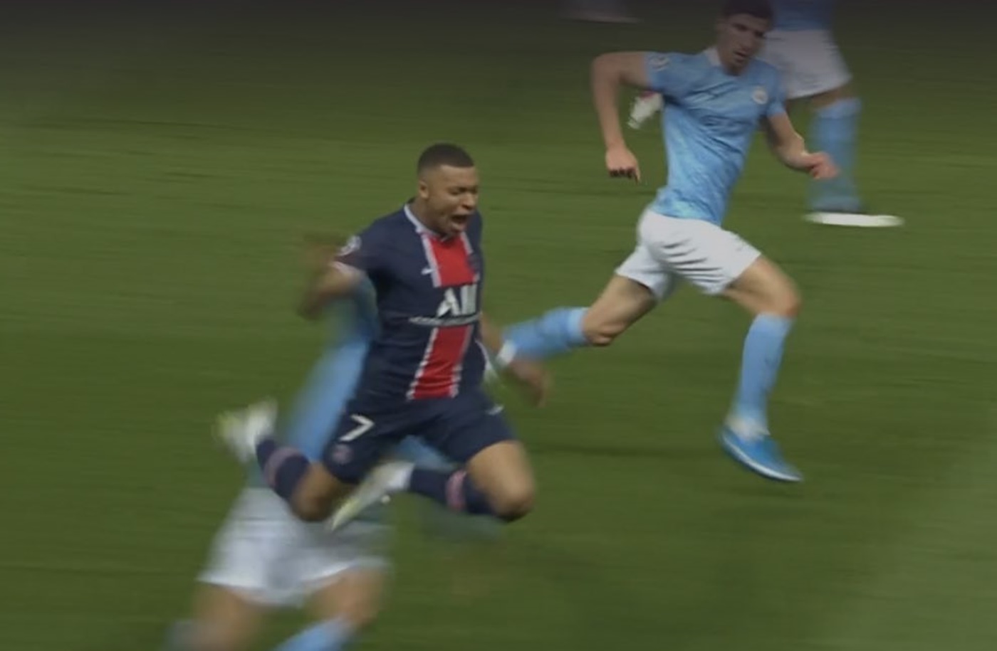 «Δρεπάνι» ο Κανσέλο – Πήγε να κόψει την καριέρα του Μπαπέ! (pics)