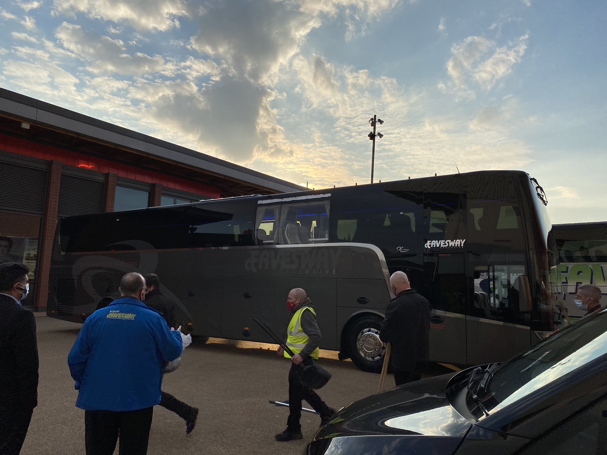 ΕΚΤΑΚΤΟ: Επίθεση στο πούλμαν της Ρεάλ από Άγγλους! (vid)