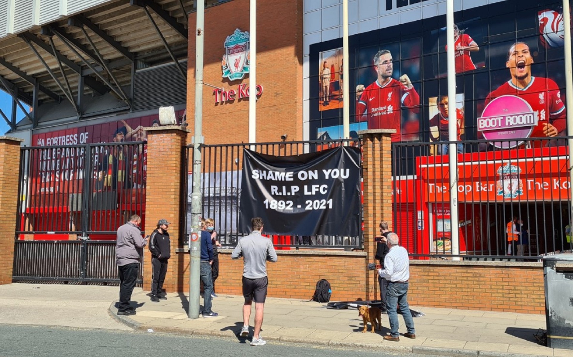 Οι οπαδοί της Λίβερπουλ «κήδεψαν» τον σύλλογο! (pic)