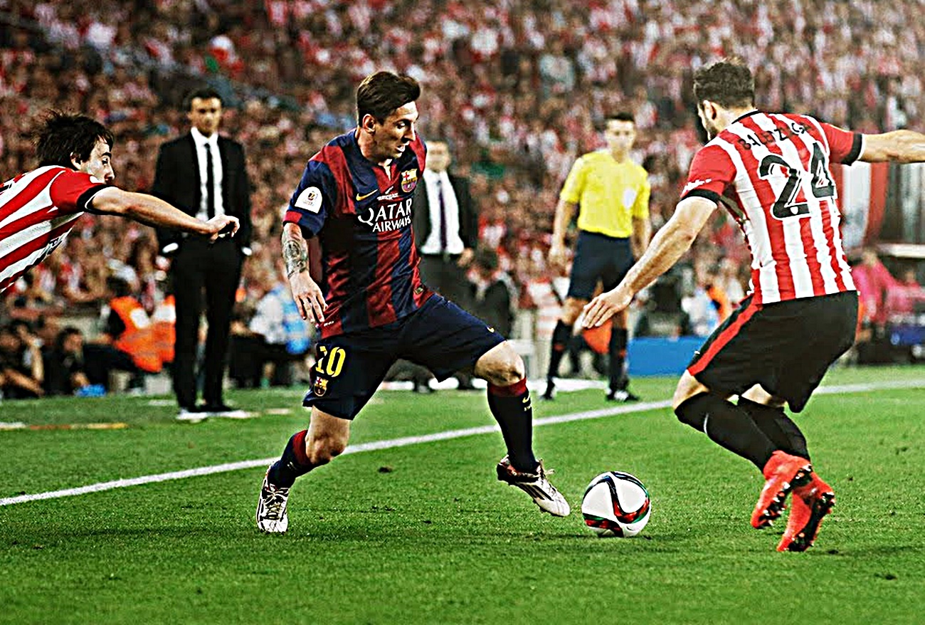 Mε οδηγό την… τρελή γκολάρα του 2015 ο Μέσι! (vid)