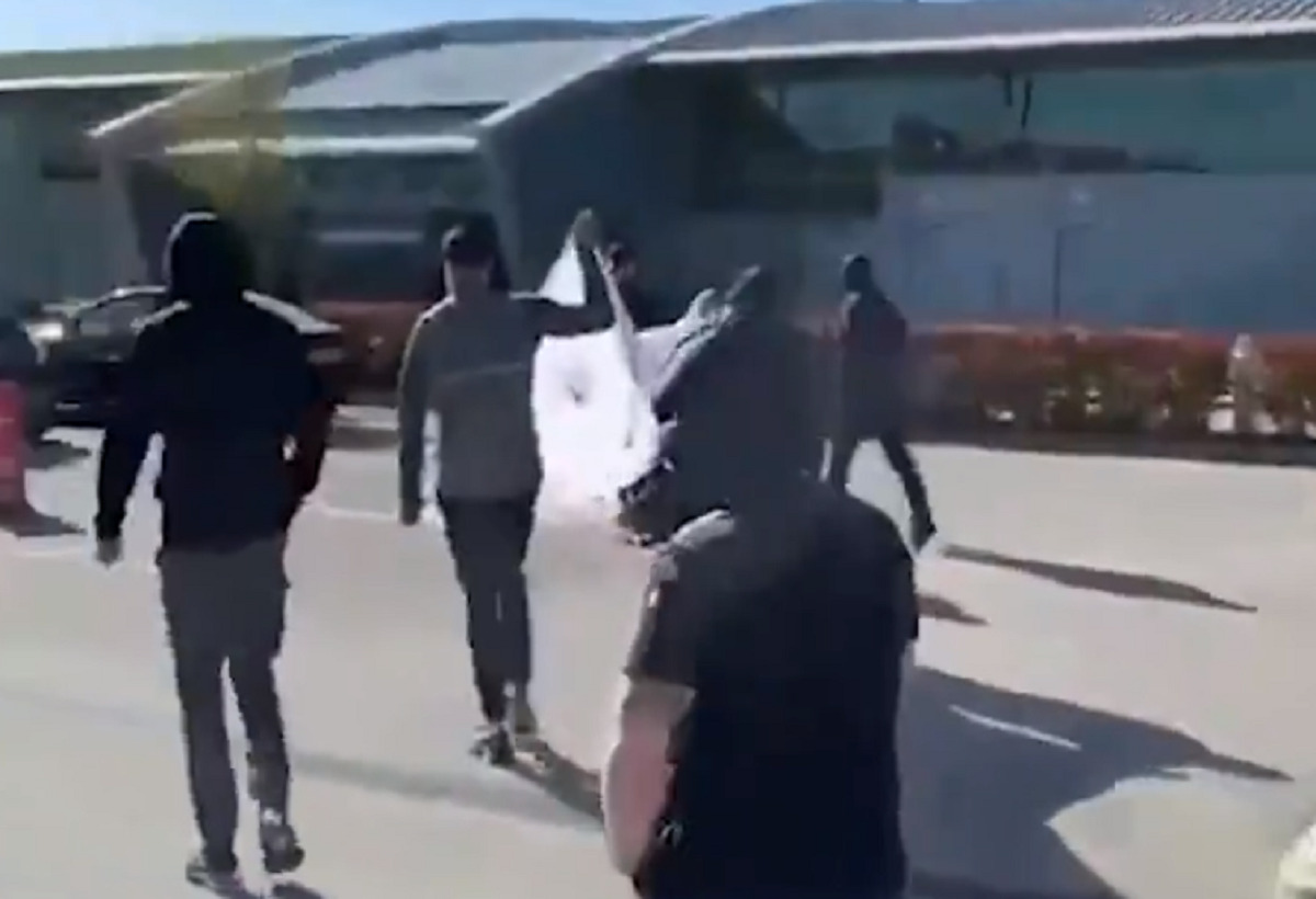 Διαμαρτυρία οπαδών της Γιουνάιτεντ στο προπονητικό! (vid)