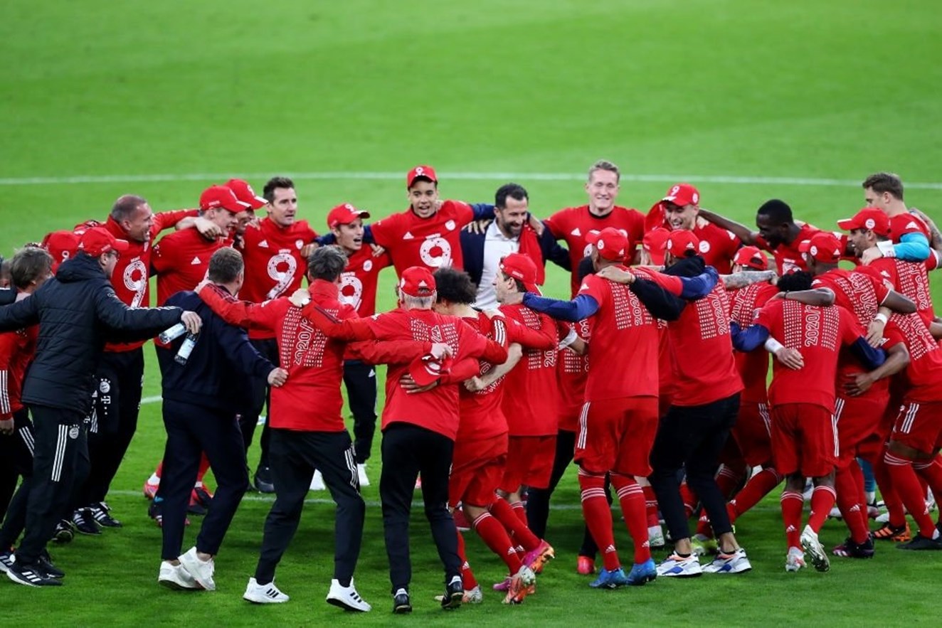 Στην Μπάγερν περνάνε ωραία με την κούπα για παρέα! (pics)