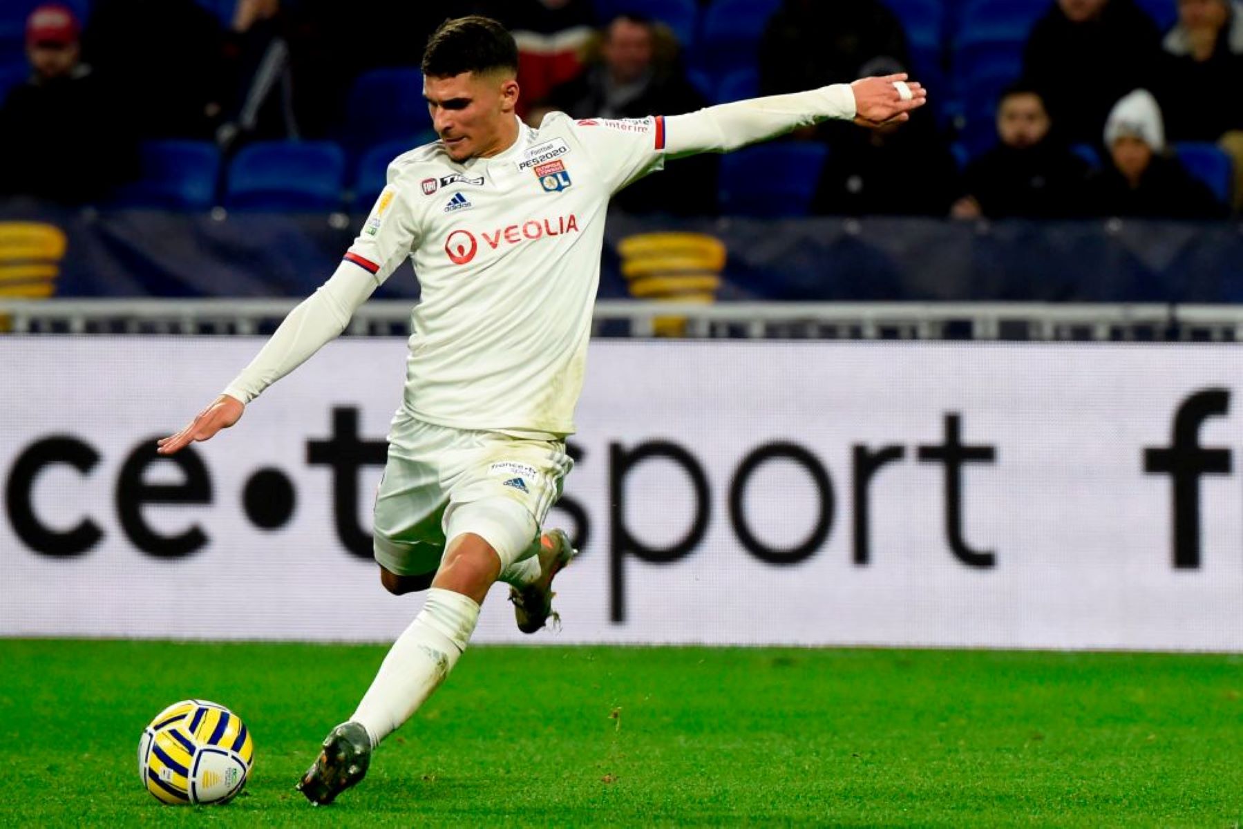 Η Λιόν βγάζει τον Αουάρ στο σφυρί και η Ρεάλ.. καραδοκεί!