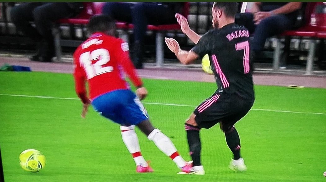 Ο Αζάρ έχει νεύρα και με τους διαιτητές! 