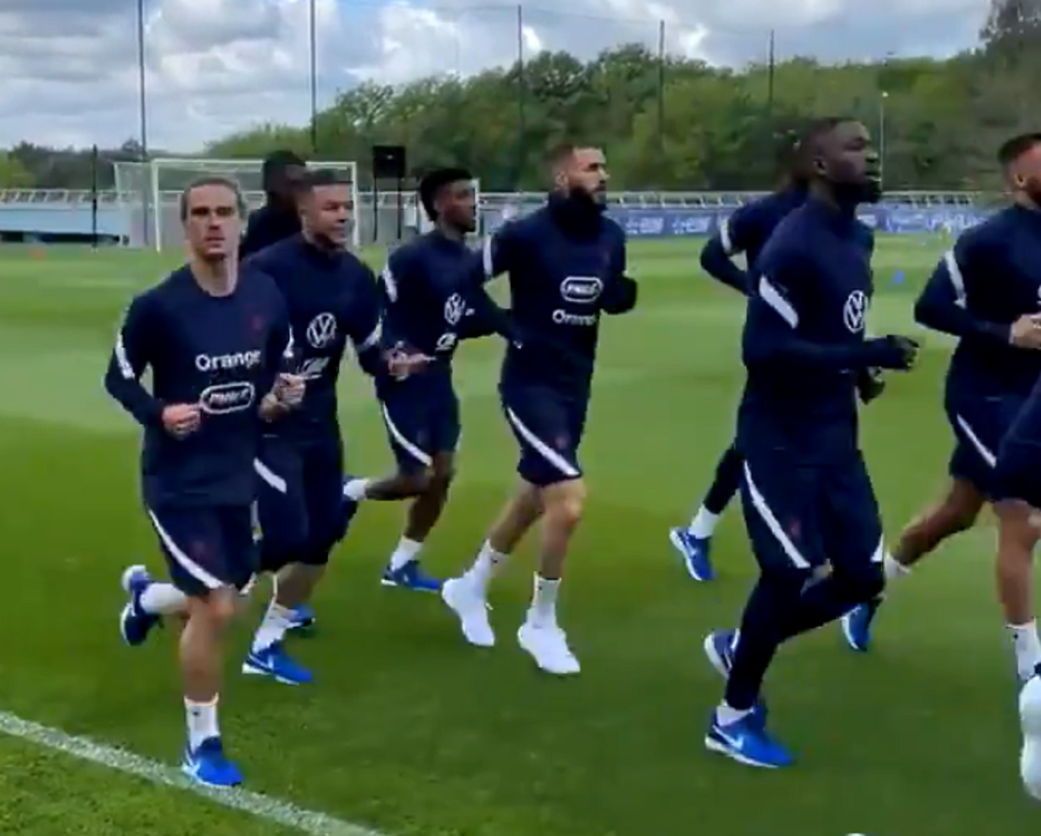 Μπενζεμά – Μπαπέ κάνουν ζέσταμα πριν τα… όργια (vid)