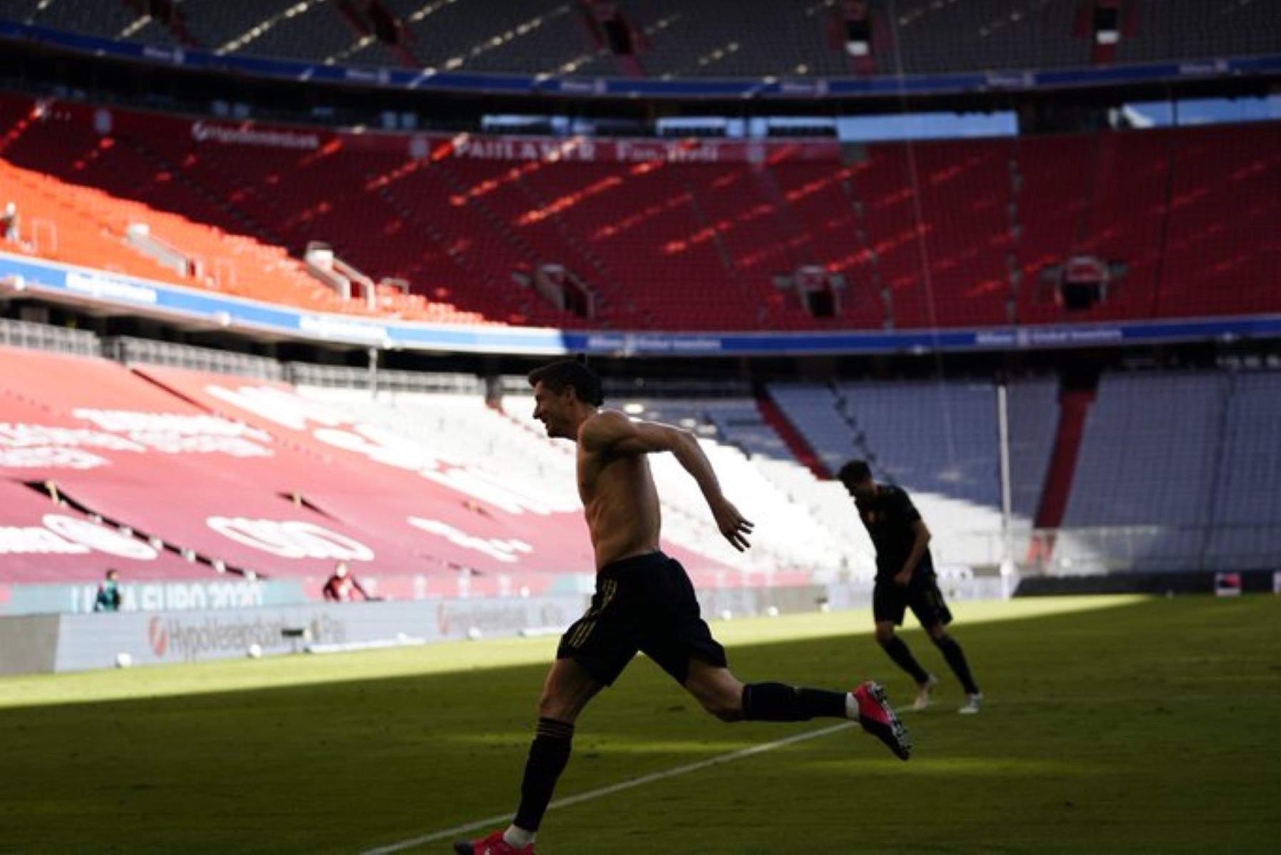 Το πέτυχε ο Λέβα – 41 γκολ και κορυφαίος όλων των εποχών στη Γερμανία (vid)