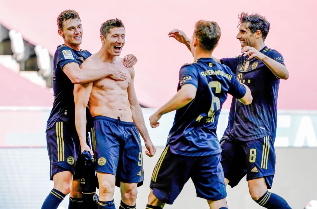 «Τρελαμένος» ο Λεβαντόφσκι – Η χαρά του δεν περιγράφεται (pics)