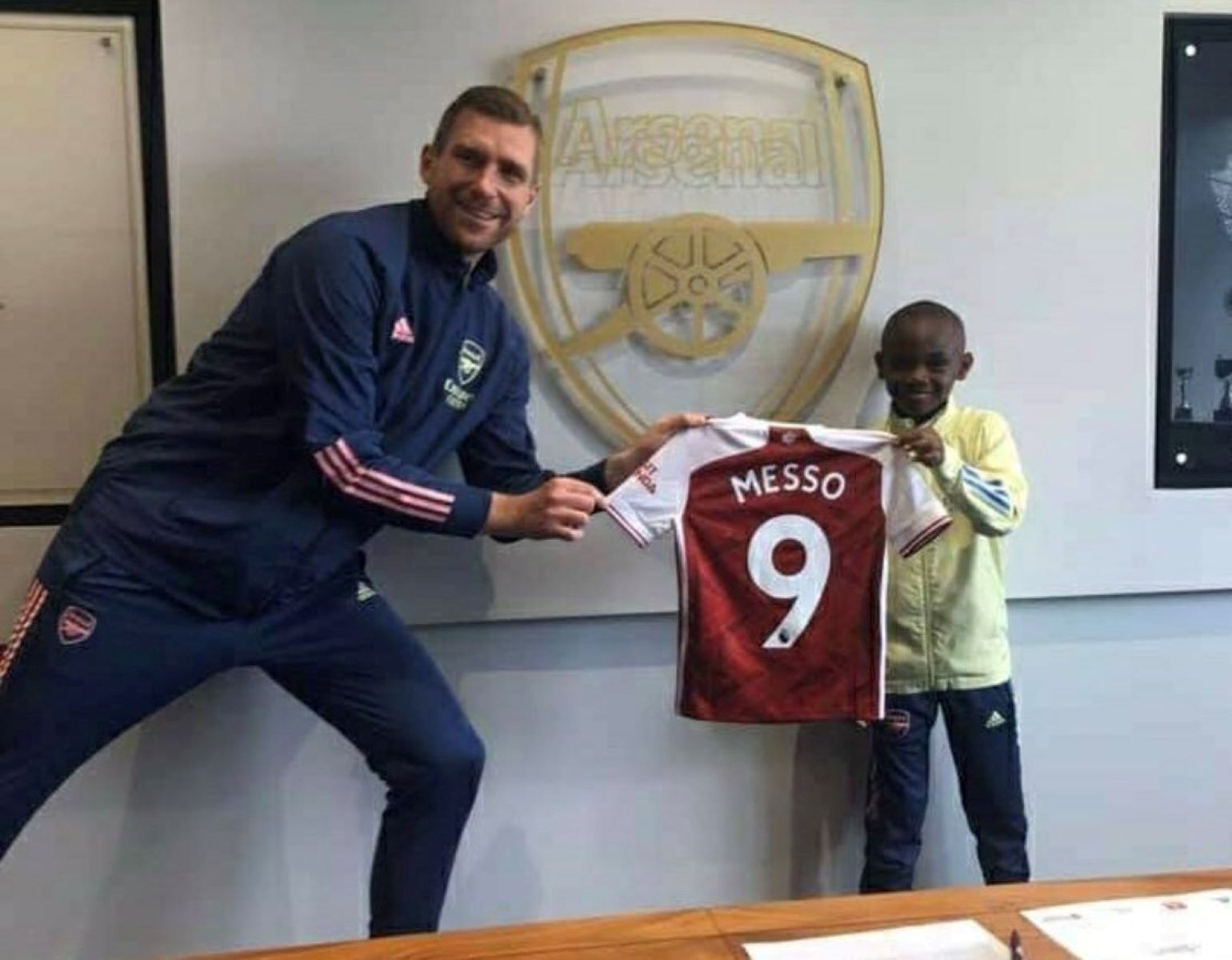 Η Άρσεναλ έκανε δικό της τον 10χρονο Λέο Μέσο (pics)