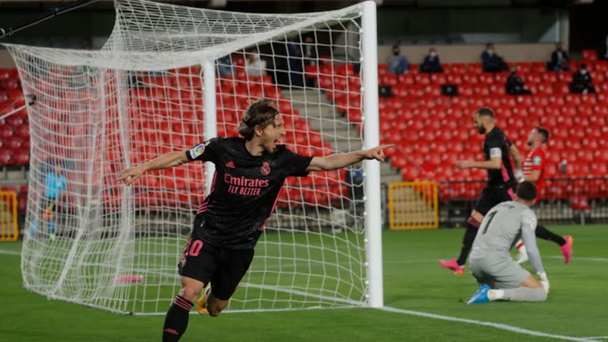 Η Ρεάλ… άλωσε τη Γρανάδα και το κυνήγι συνεχίζεται (vid)