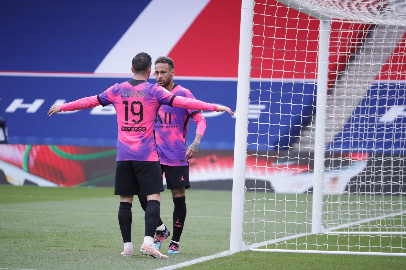 Ο Νεϊμάρ βγήκε μπροστά και τους έστειλε όλους… αδιάβαστους (vid)!