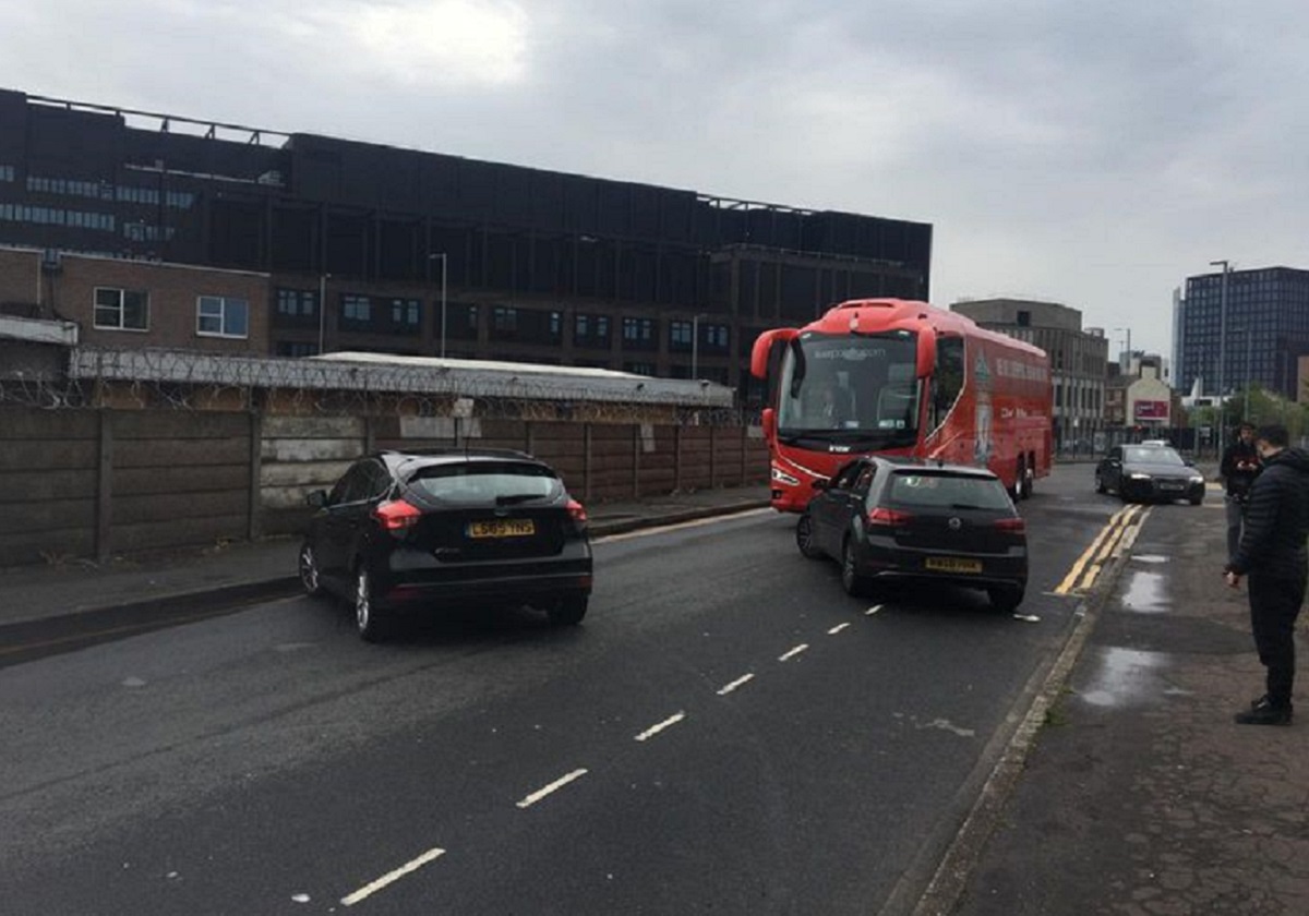 Μπλόκαραν το πούλμαν της Λίβερπουλ οι οπαδοί της Γιουνάιτεντ!