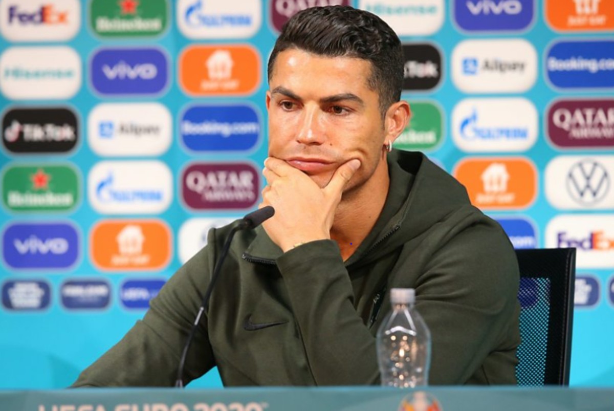 Η UEFA απειλεί με πρόστιμα για τη μετακίνηση των χορηγών