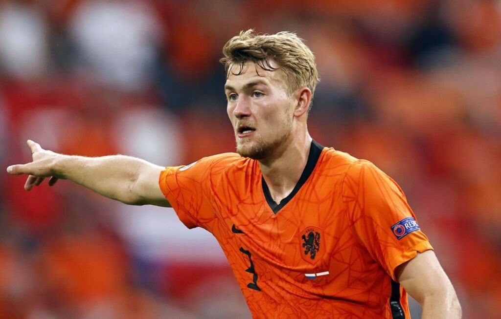 Κράζει Ντε Λιχτ ο Φαν Μπάστεν: «Δεν ξέρει να αμύνεται»